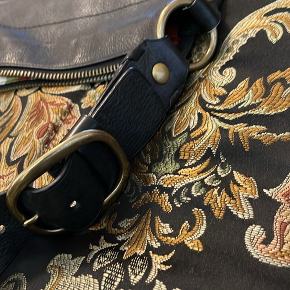 Like new Adjustable  strap navy coach bag adjust to fit excellent condition - Picture 5 of 9